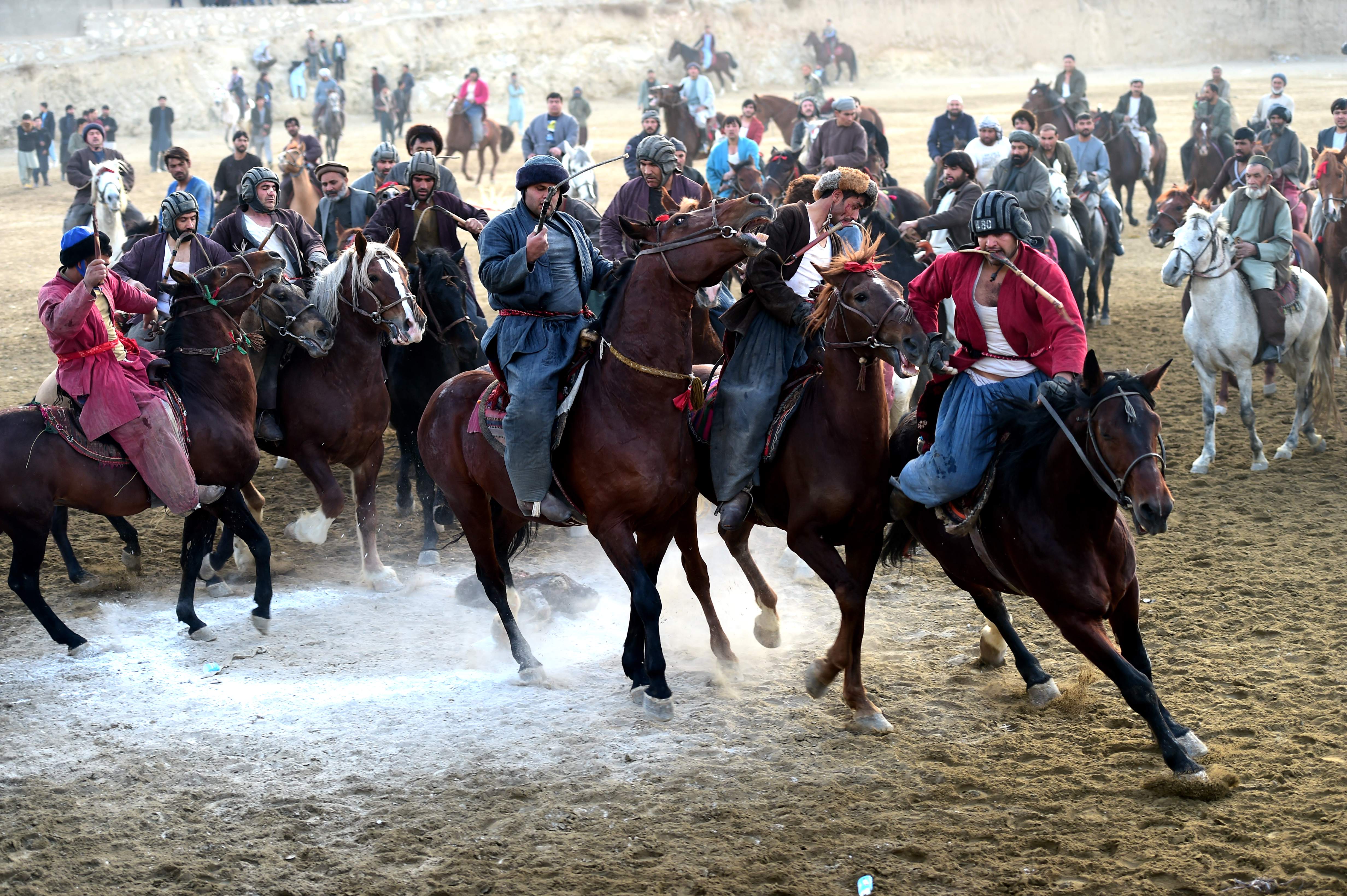 阳光下的追逐:阿富汗首都举行"马背叼羊"大赛