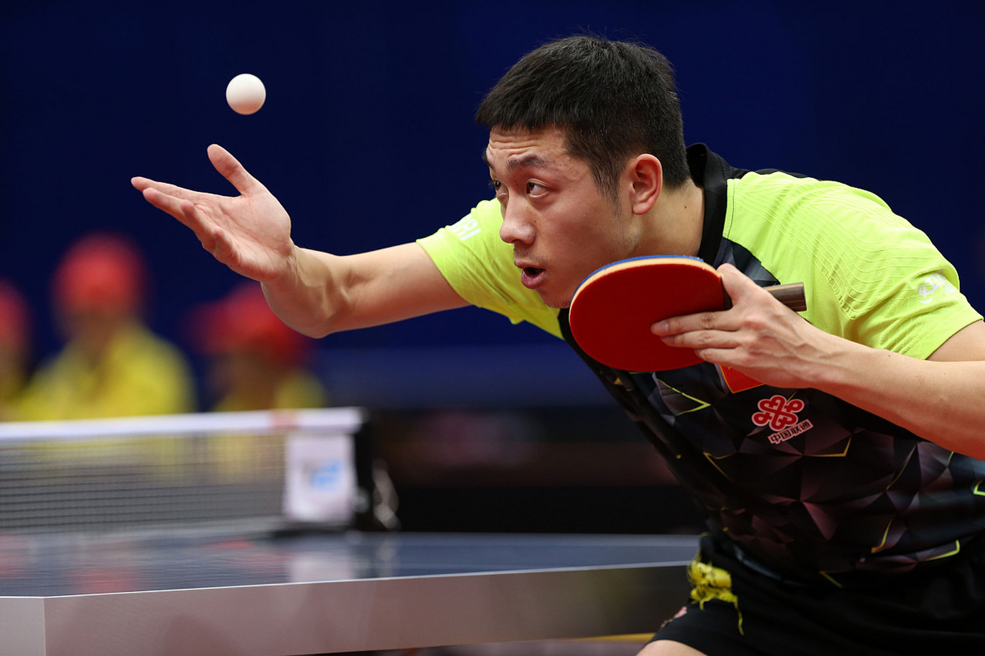 乒乓球接扣杀球需要注意观察对手的扣杀球路线和力度,使用正确的拍面