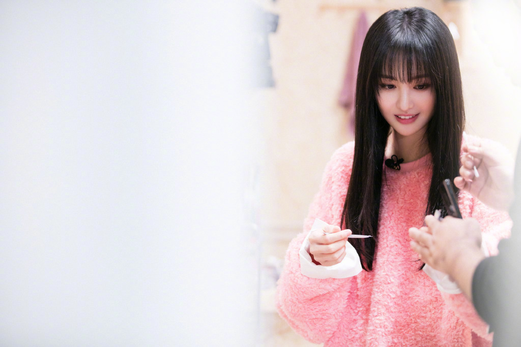 郑爽又美回小仙女了!粉色毛绒卫衣配黑色休闲裤,调皮鬼马太可爱