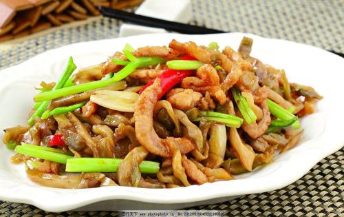 传奇经典川菜:水煮肉片,榨菜肉丝