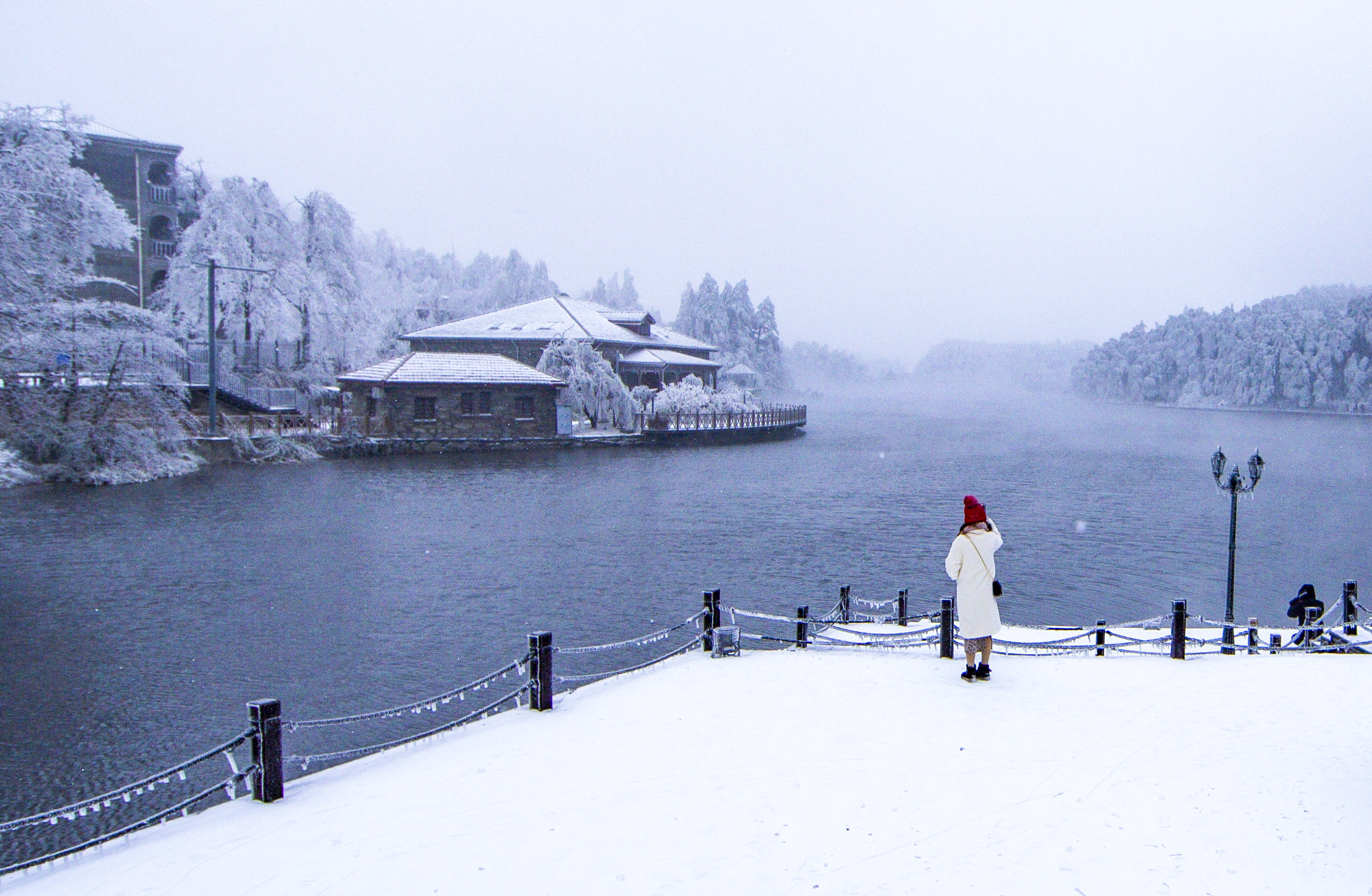 12月8日,游客在江西庐山风景区欣赏雪景