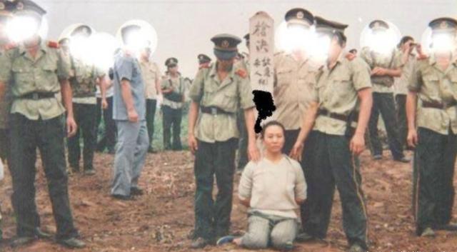 80年代旧照,男女谈朋友保持距离,枪毙女犯无力站起