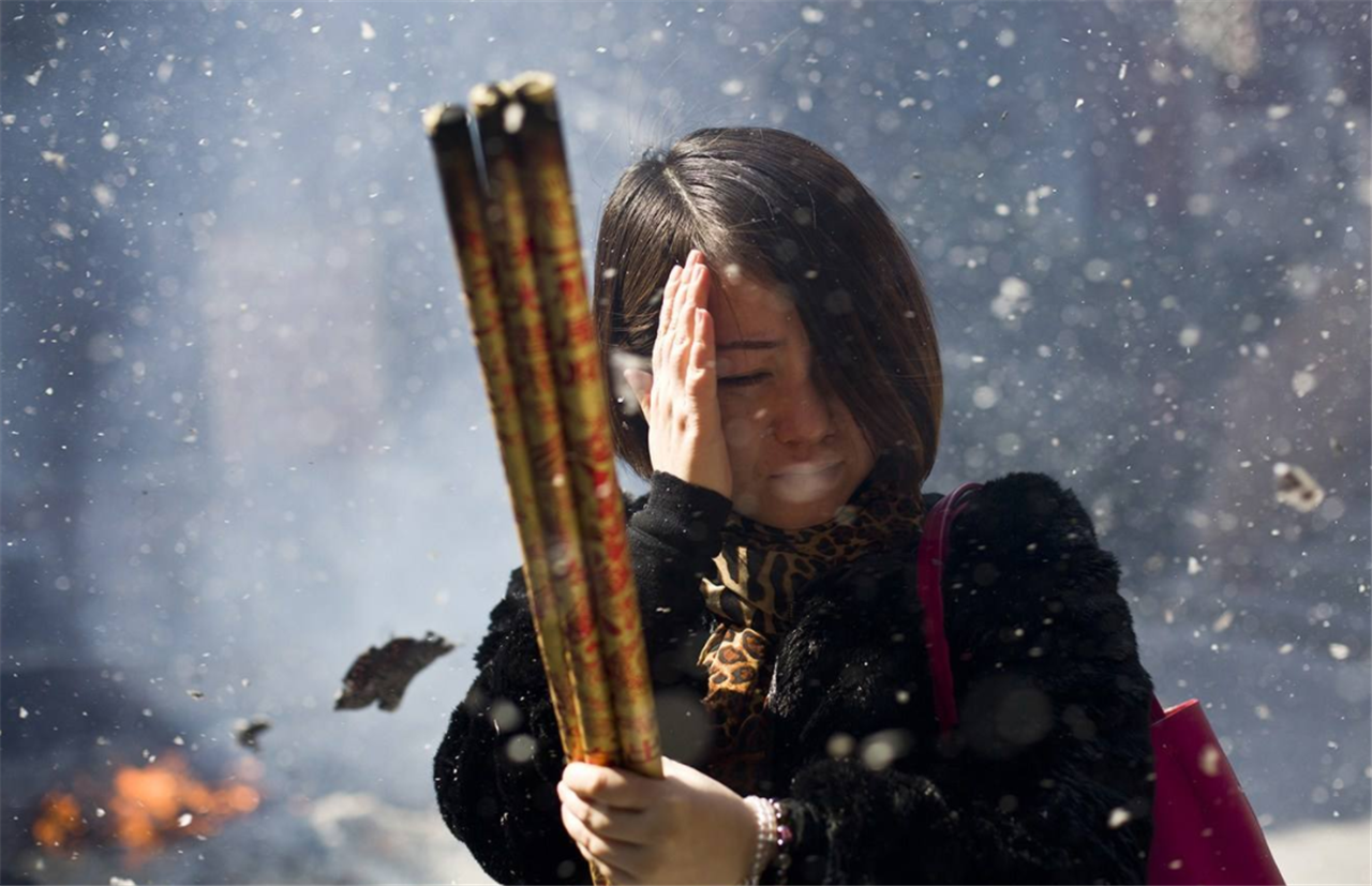 寺庙烧香祈福图片