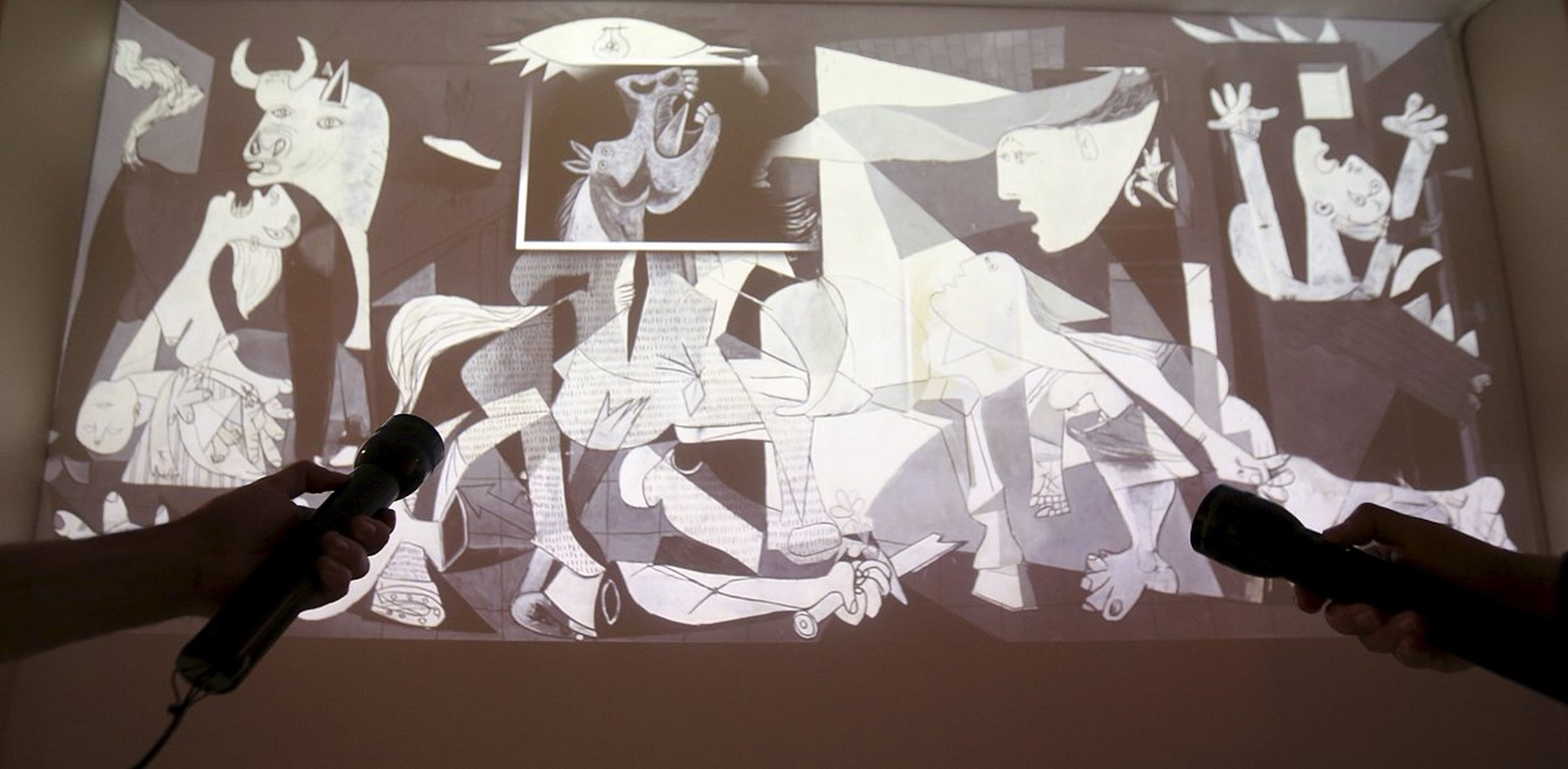 毕加索格尔尼卡作品赏析 这幅巨型油画以法西斯纳粹轰炸西班牙北部