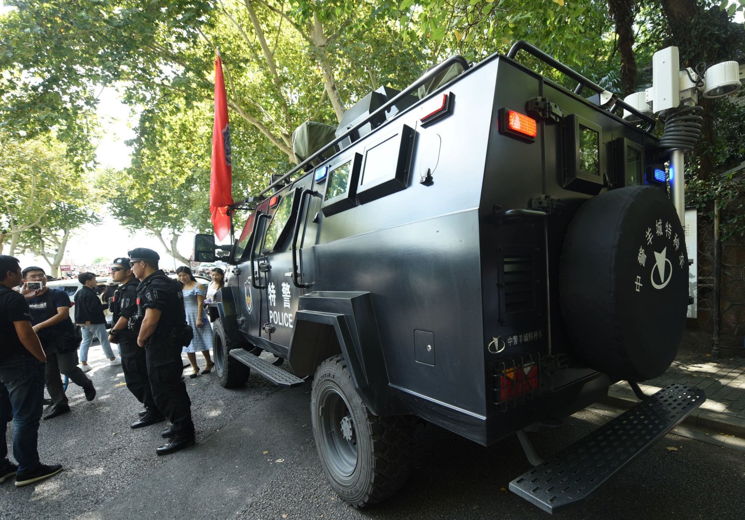 杭州特警利剑突击队首次亮相西湖景区,威武护卫游客国庆安全旅游