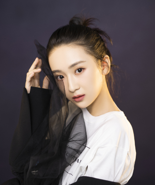 陈梦希的微博福利照,穿西装的模样让人心动,姿势太勾魂!