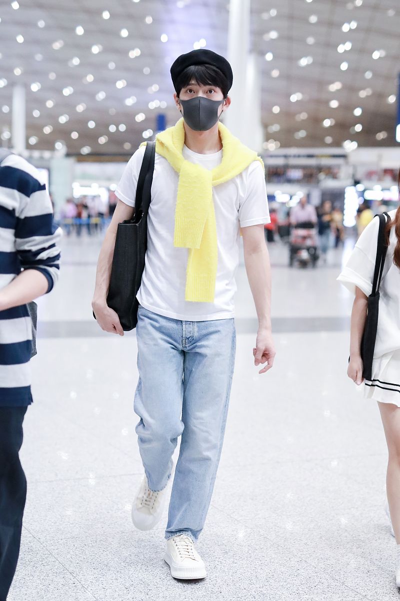井柏然街拍:白t恤搭黄色针织衫水洗牛仔裤小白鞋元气大男孩