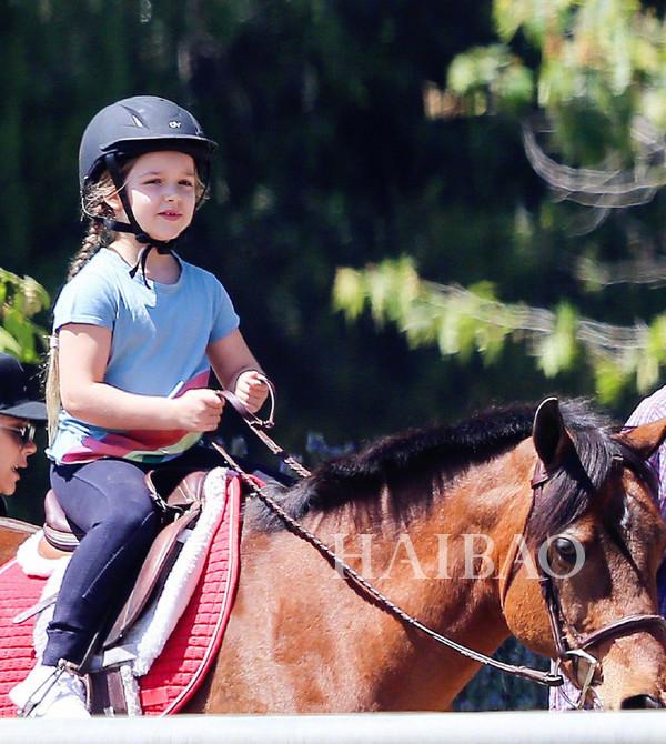 david beckham和女儿harper seven beckham最新机场街拍曝光,这区别