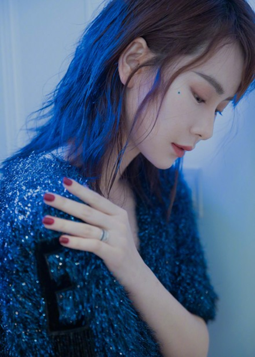 继"三角眼妆"后,戚薇解锁新眼妆,蓝色泪痣妆亮相澳门美到爆