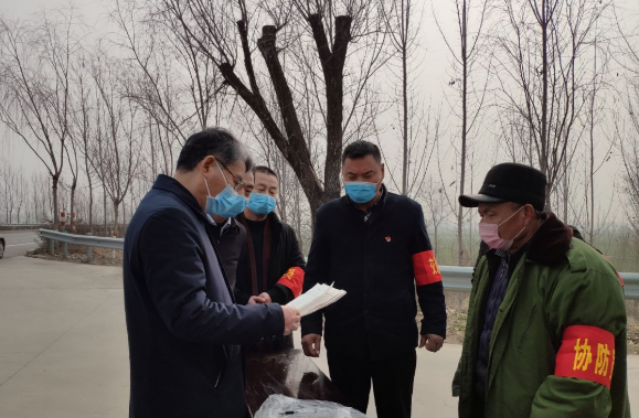 梁山县委书记贾治阜深入一线新型冠状病毒感染的肺炎疫情防控工作现场