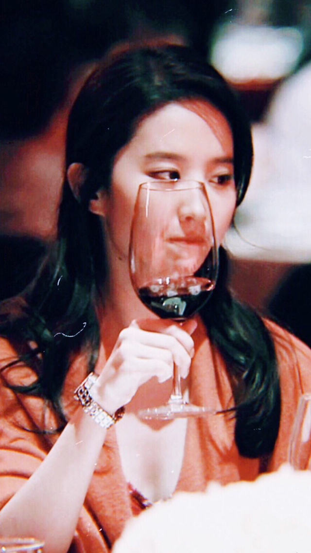 刘亦菲酒会图片,小说里高贵的大小姐就是这样喝酒的吧!