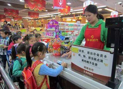 带孩子买东西时,别总说"很贵买不起",否则会对孩子带来伤害!