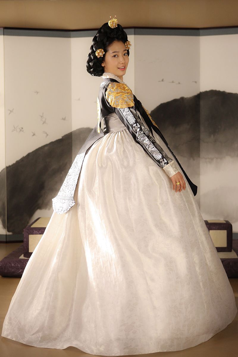其袖子,半襟以及裙子,被认为是韩服的三大美图为韩女星朴信惠韩服照