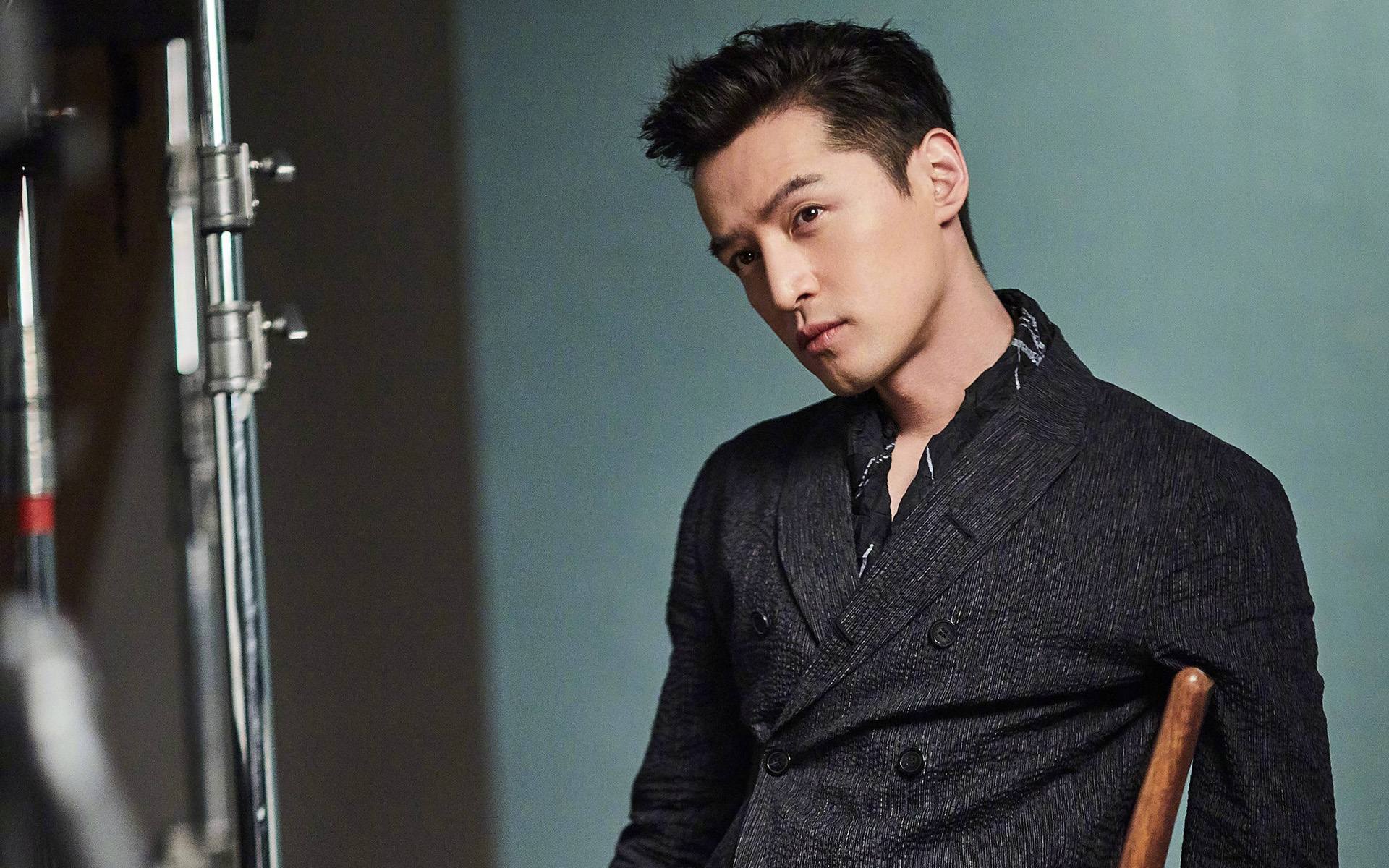 胡歌俊朗绅士范时尚写真高清壁纸,分辨率:1920x1200