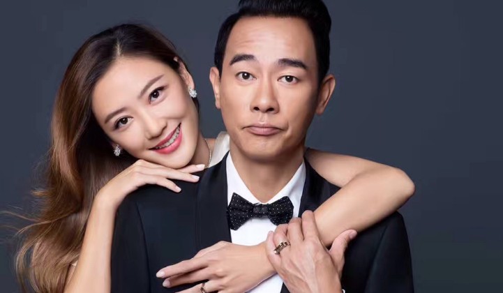 陈小春求婚应采儿,手持戒指跪地,场面温馨感人