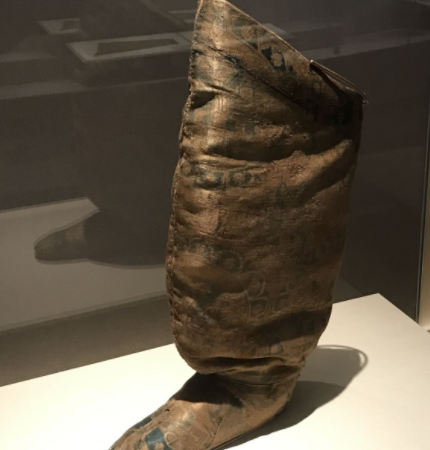 这是一只袜子,唐代(618-907年)的物件,名为瓣窠对鸟锦袜.