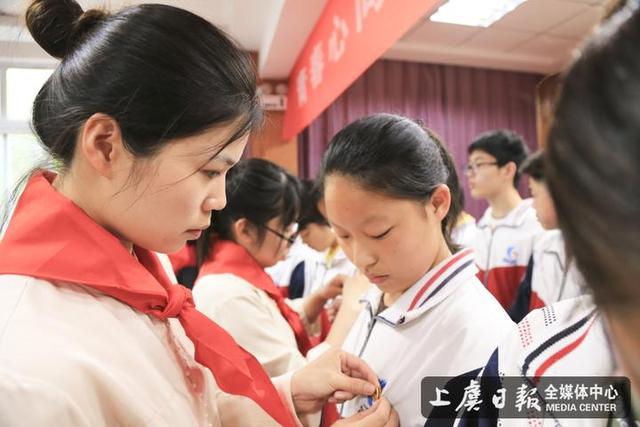 沥海镇中学举行少先队退队入团仪式