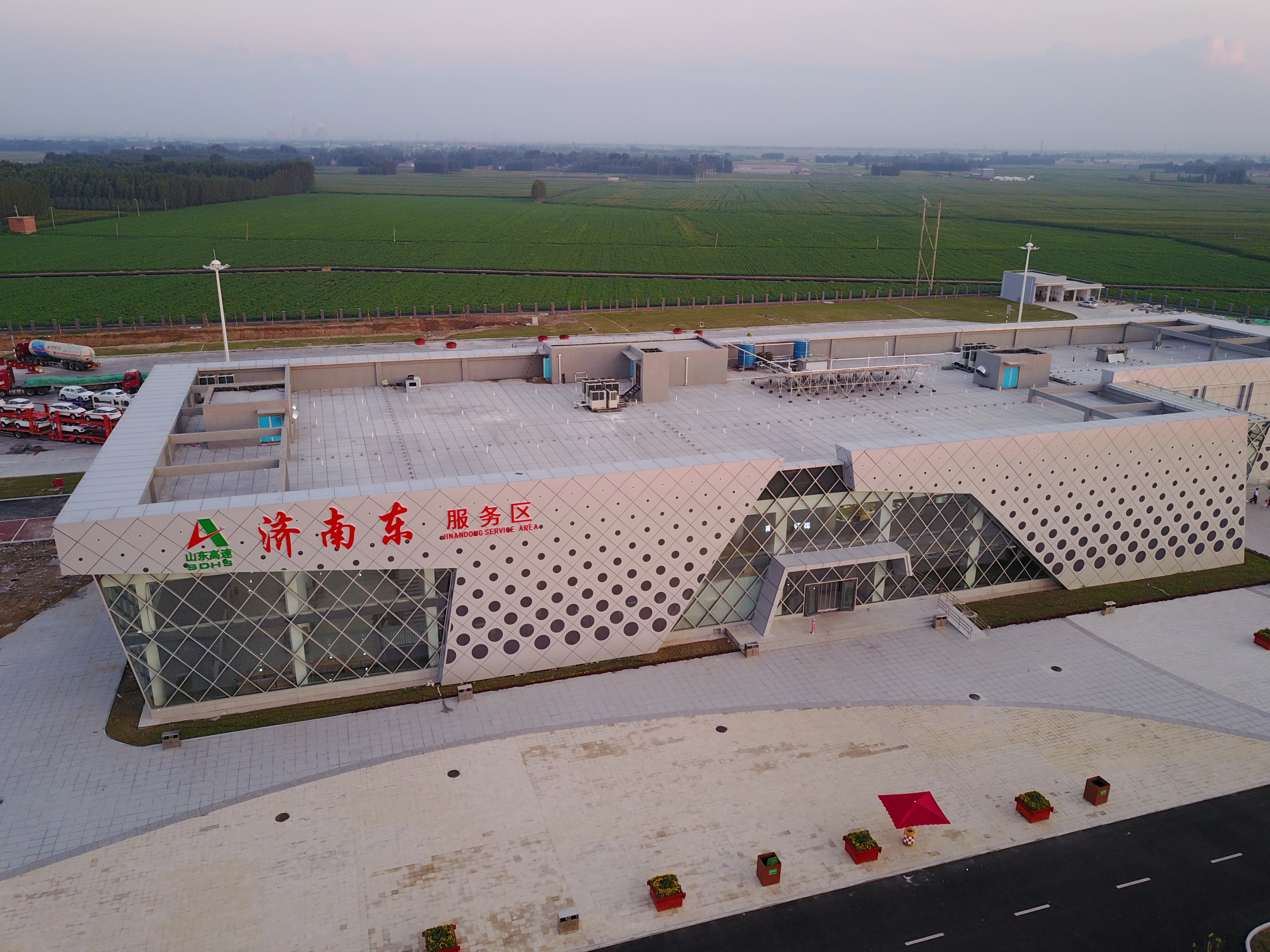 彩色的济南东高速服务区,不仅豪华漂亮还很环保