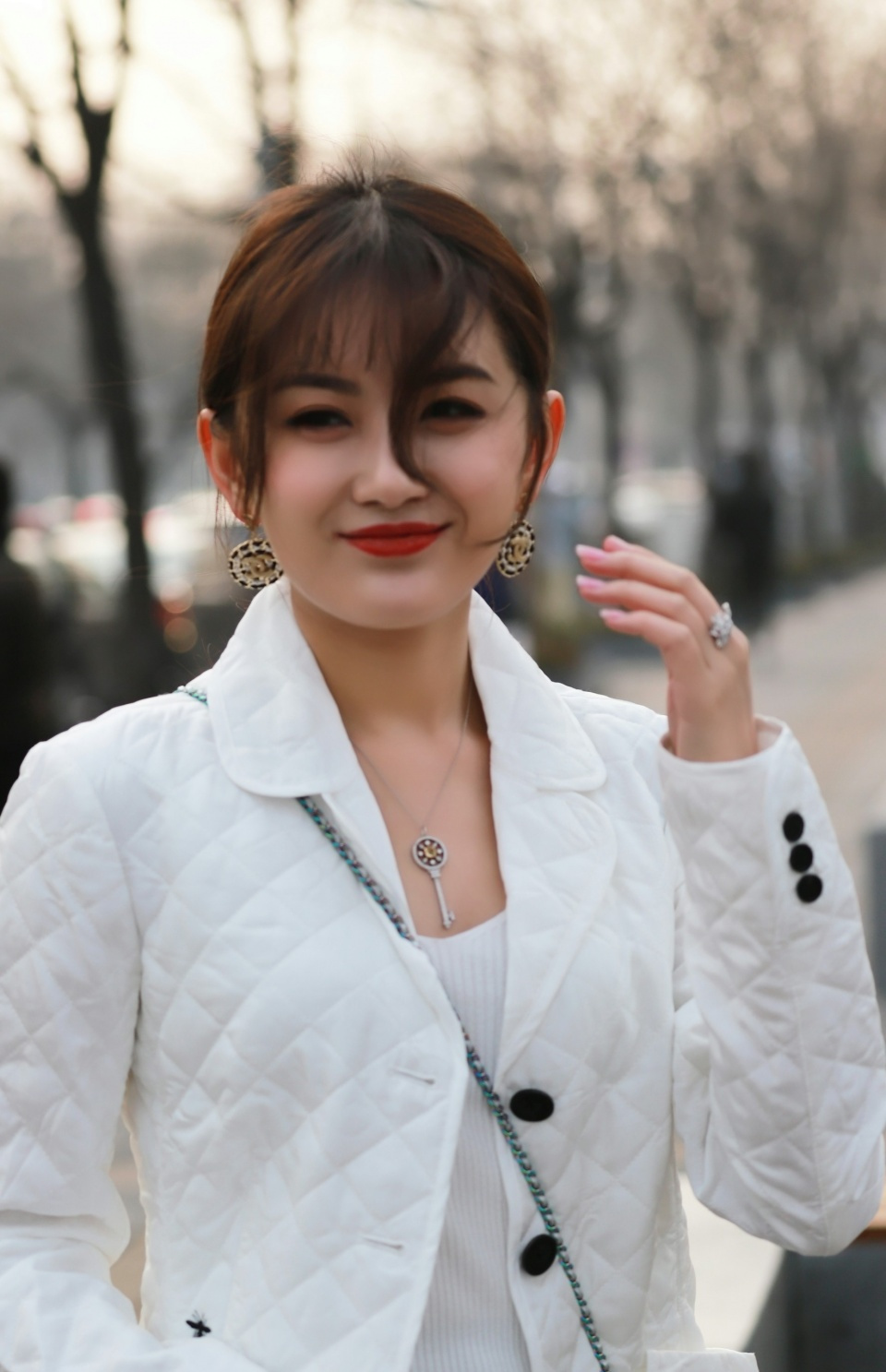 街拍:娉婷袅娜的热女,连体裙展现曼妙的曲线身材,充满青春活力