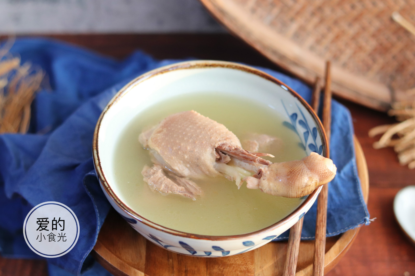 接下来把虎尾轮放进水里浸泡一会儿,再冲洗干净.