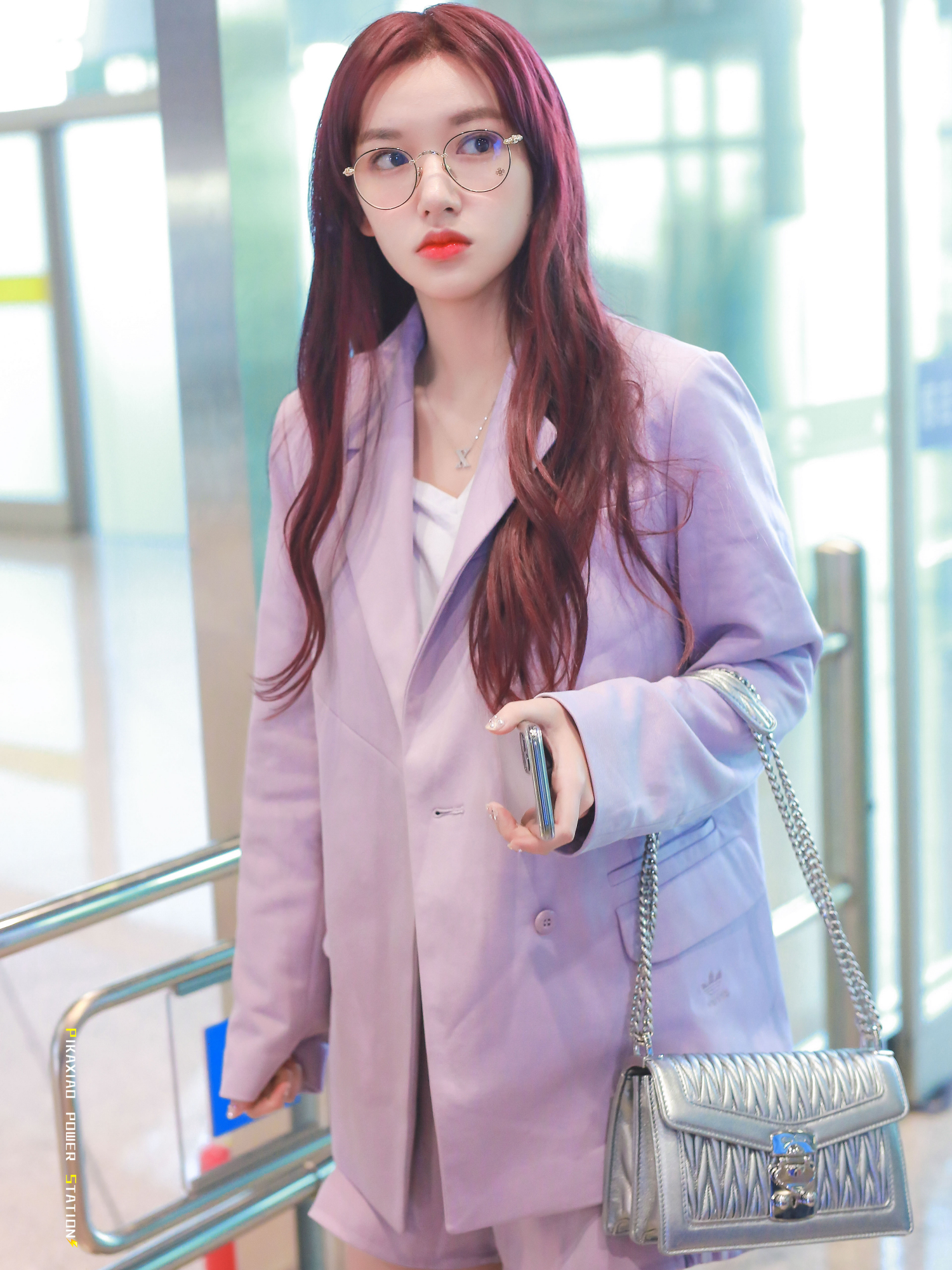 "铁刘海"程潇居然露额头?红发搭配紫色西装,却意外的好看!