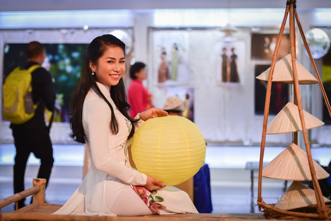 这是越南国服奥黛,很像我们的旗袍,你说谁更美?