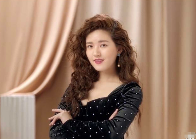 赵露思大胆挑战羊毛卷发型,看到最后的成片效果,像是老了十岁