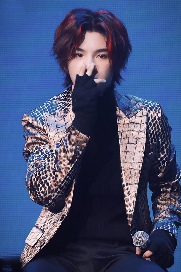 黄明昊穿上豹纹西装,变身"红毛狮王",这撩头发的姿势帅呆了!