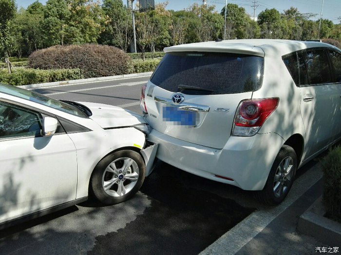 福克斯追尾日系车,现场很惨烈,网友:美系车的质量也这么差吗?