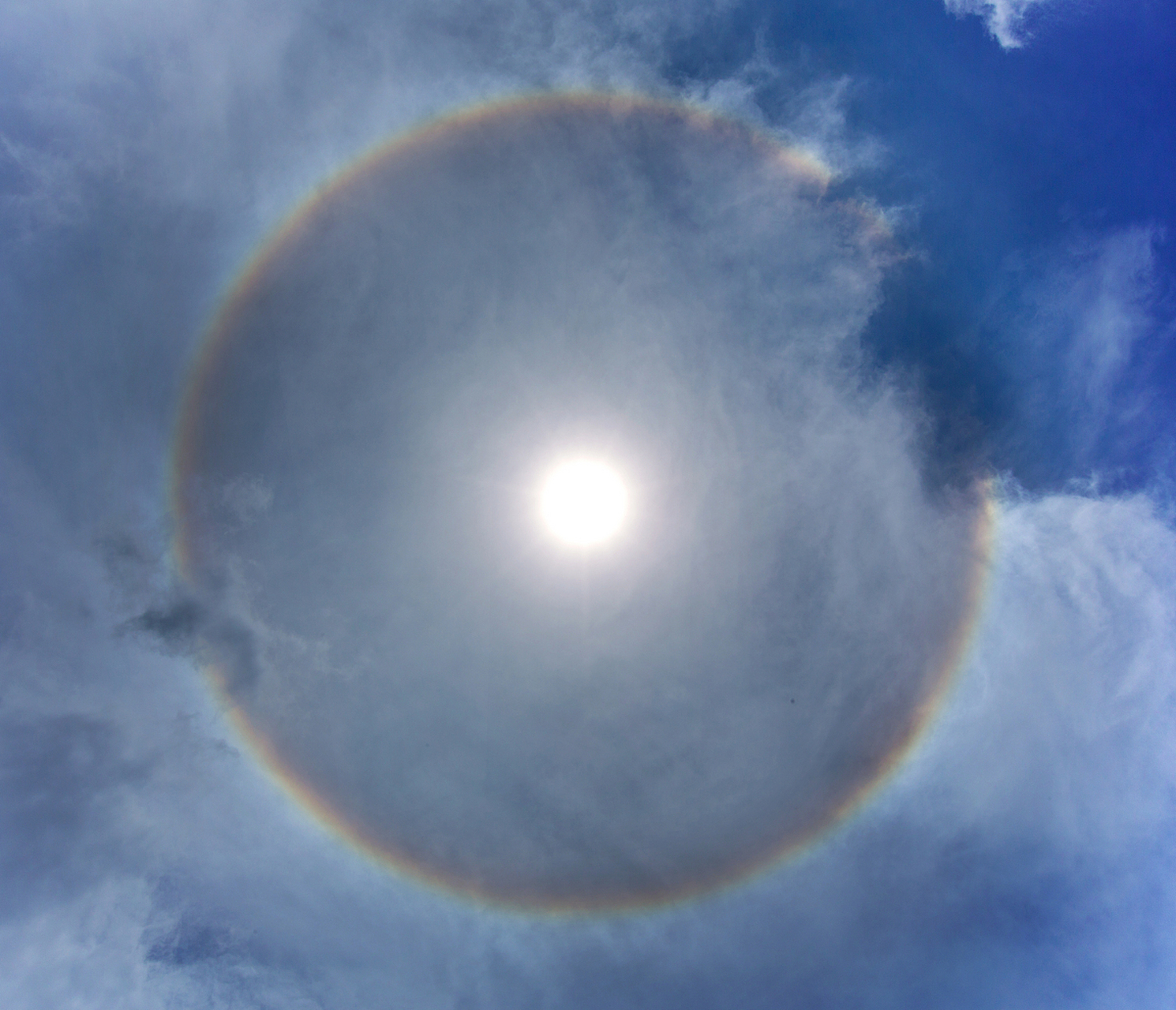 海口上空,天空骤然变幻,双日晕奇景显现