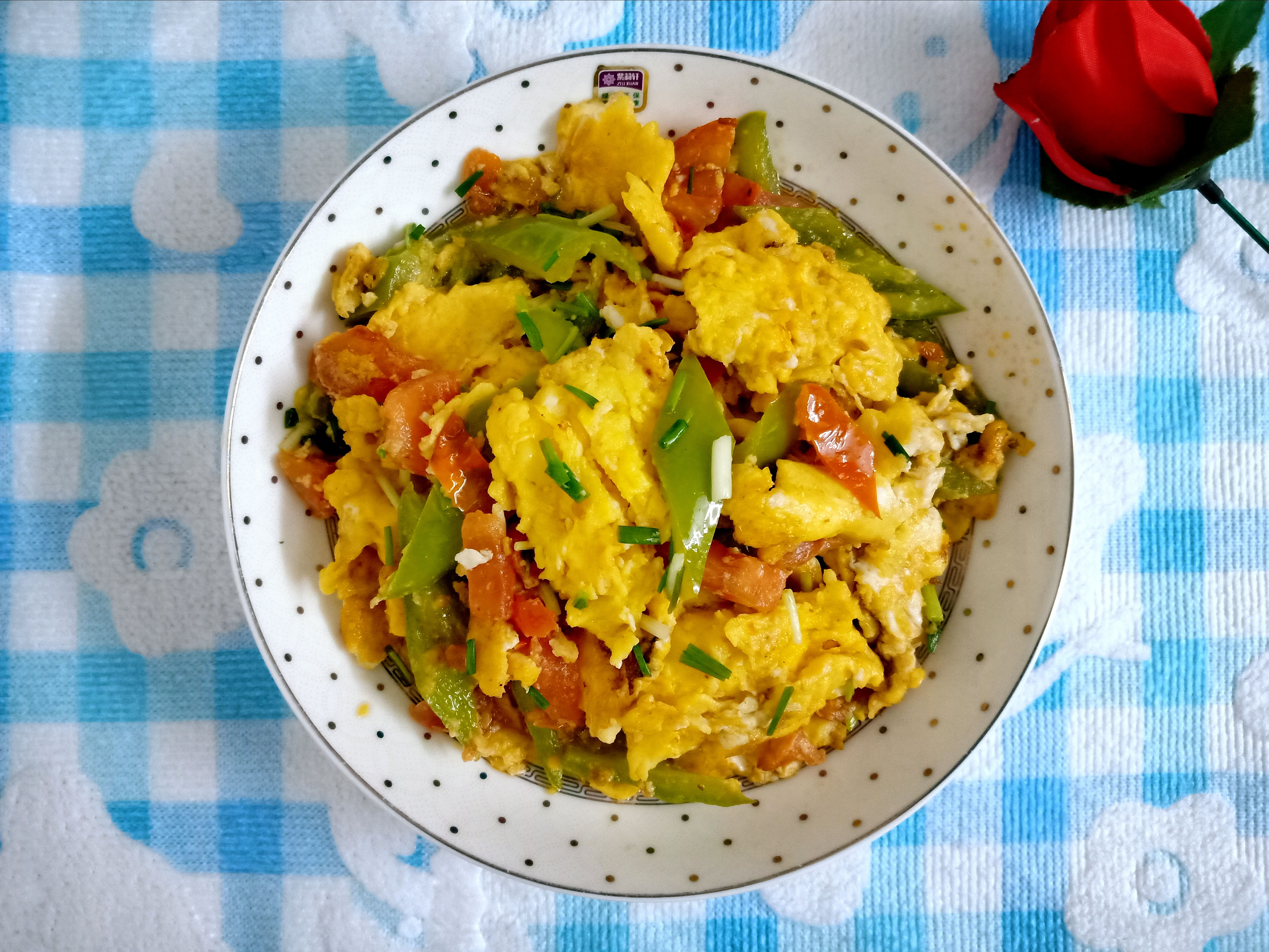 1,鸡蛋可以煎得老一些,根据个人的喜好来煎.