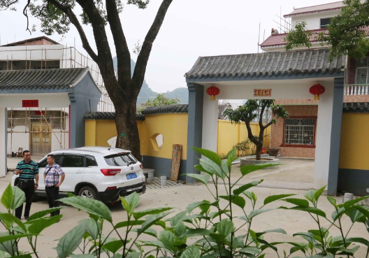 广西柳州市柳南区太阳村的农家小院,高大的门庭前院子前停放着