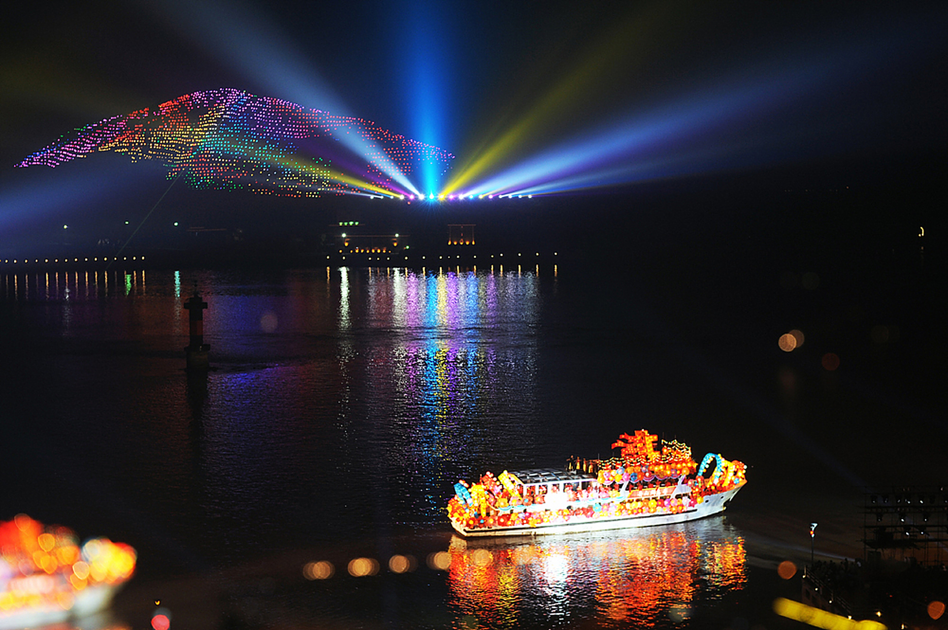 沿途,山影朦胧,月光岛,温馨岛如梦似幻地展现在眼前.