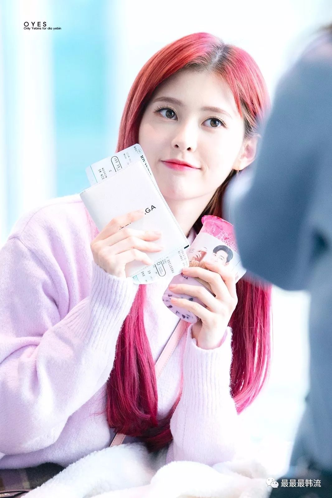 送礼物是因为twice去做了知恩的演唱会嘉宾而已啊,为什么要这么曲解啊