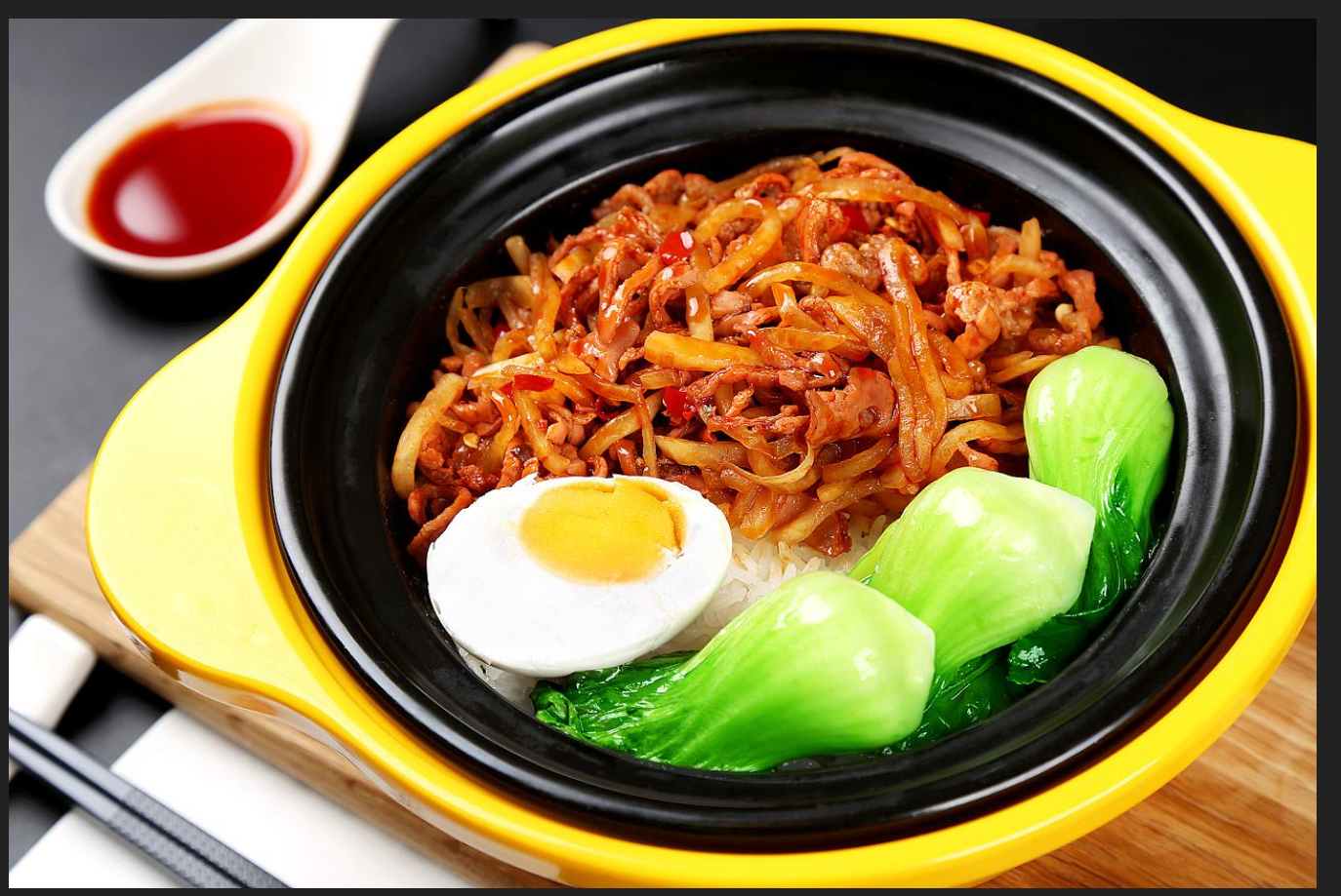 用瓦煲制作的广州煲仔饭,不仅营养而且美味,是广州一大特色美食