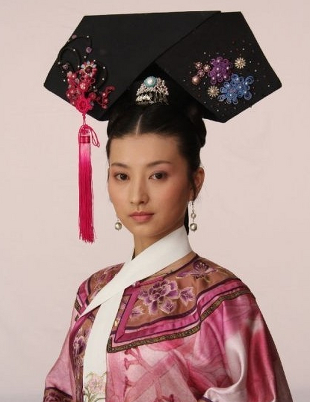 1732年)纳喇氏,郎中索尔和女,康熙帝妃嫔.纳喇氏初封庶妃.