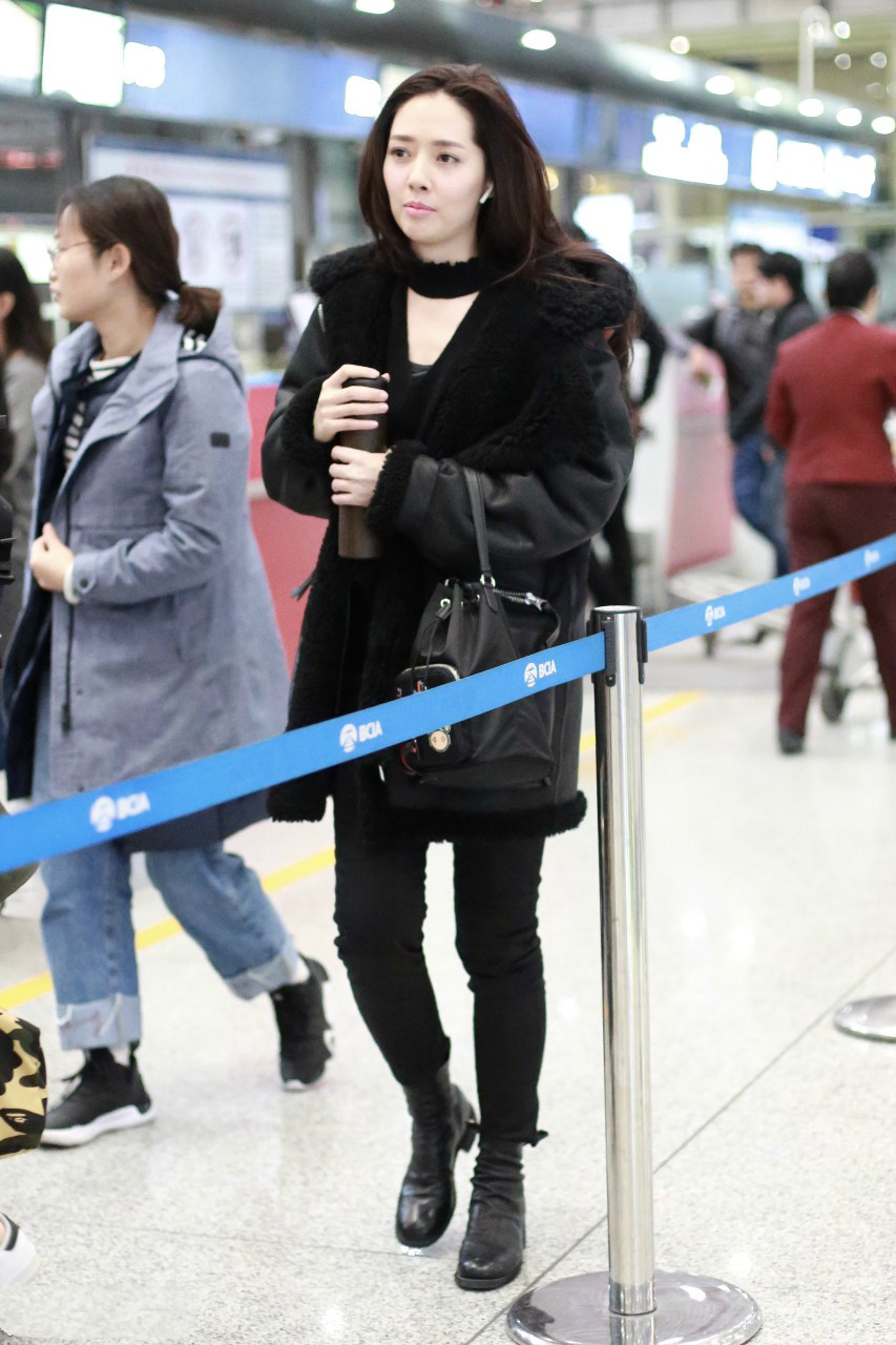 郭碧婷穿黑色毛绒大衣搭配黑色紧身裤现身机场,皮肤白皙面带微笑