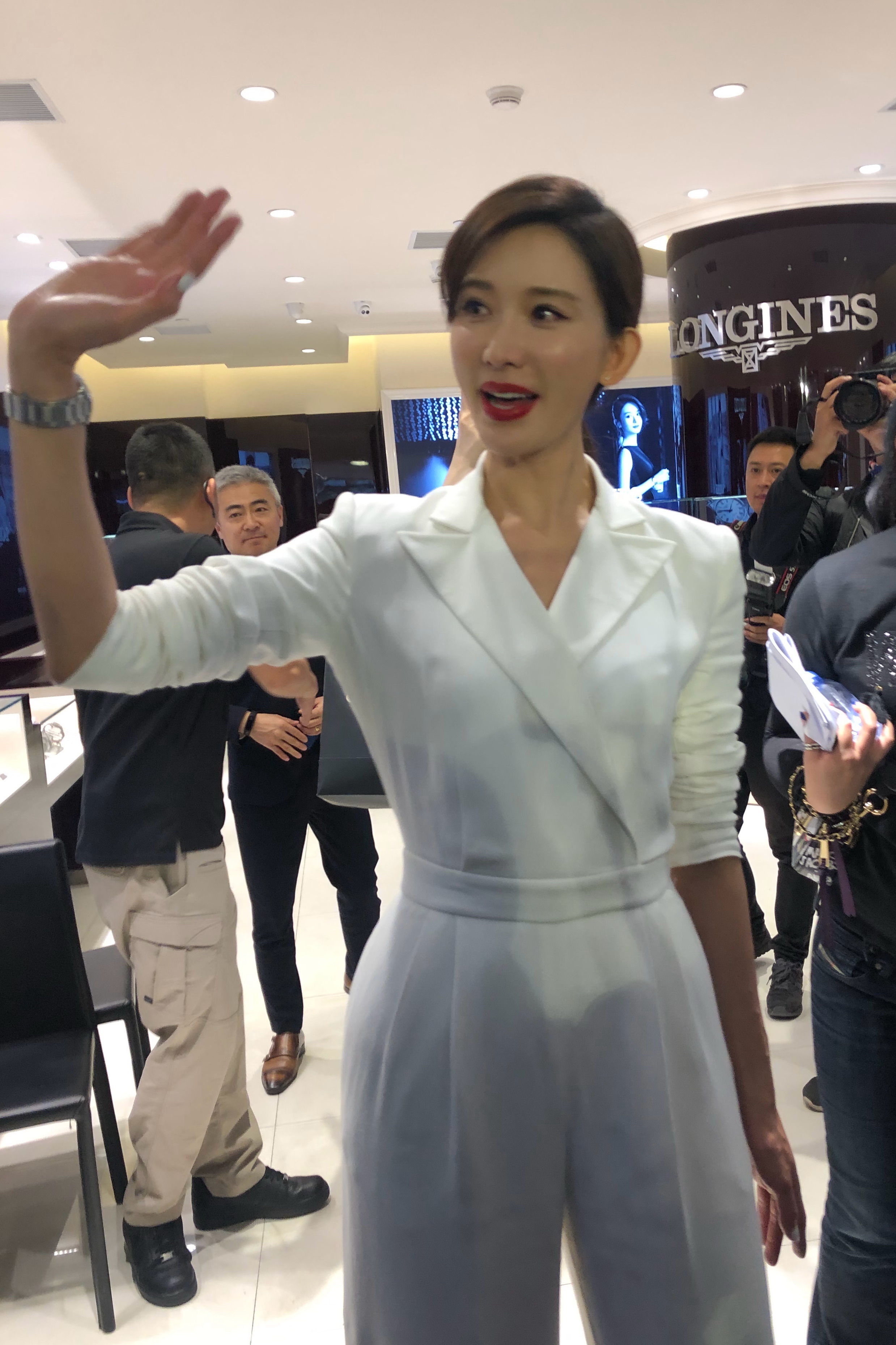 林志玲现身济南出席某活动,一身白衣,简直是美翻了