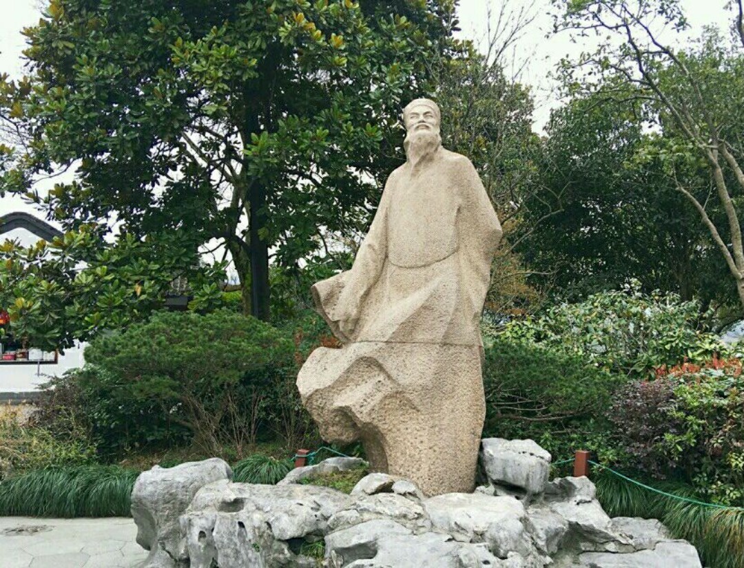 苏轼通判杭州,官邸在凤凰山北侧,可俯瞰西湖