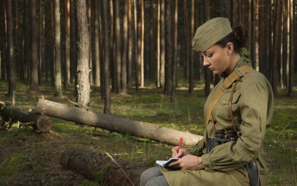 穿制服的二战苏联女兵写道