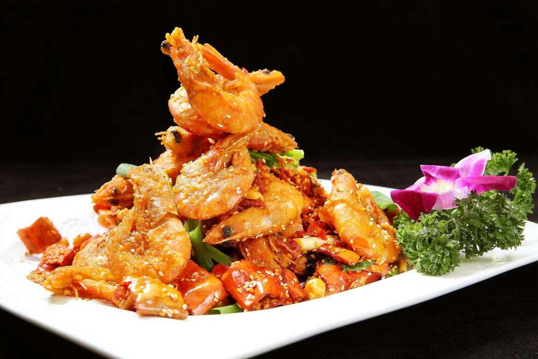 放入葱,姜丝,花雕酒,糖,白糖,盐,少许水,放入炒好的大虾,煮开后转小火