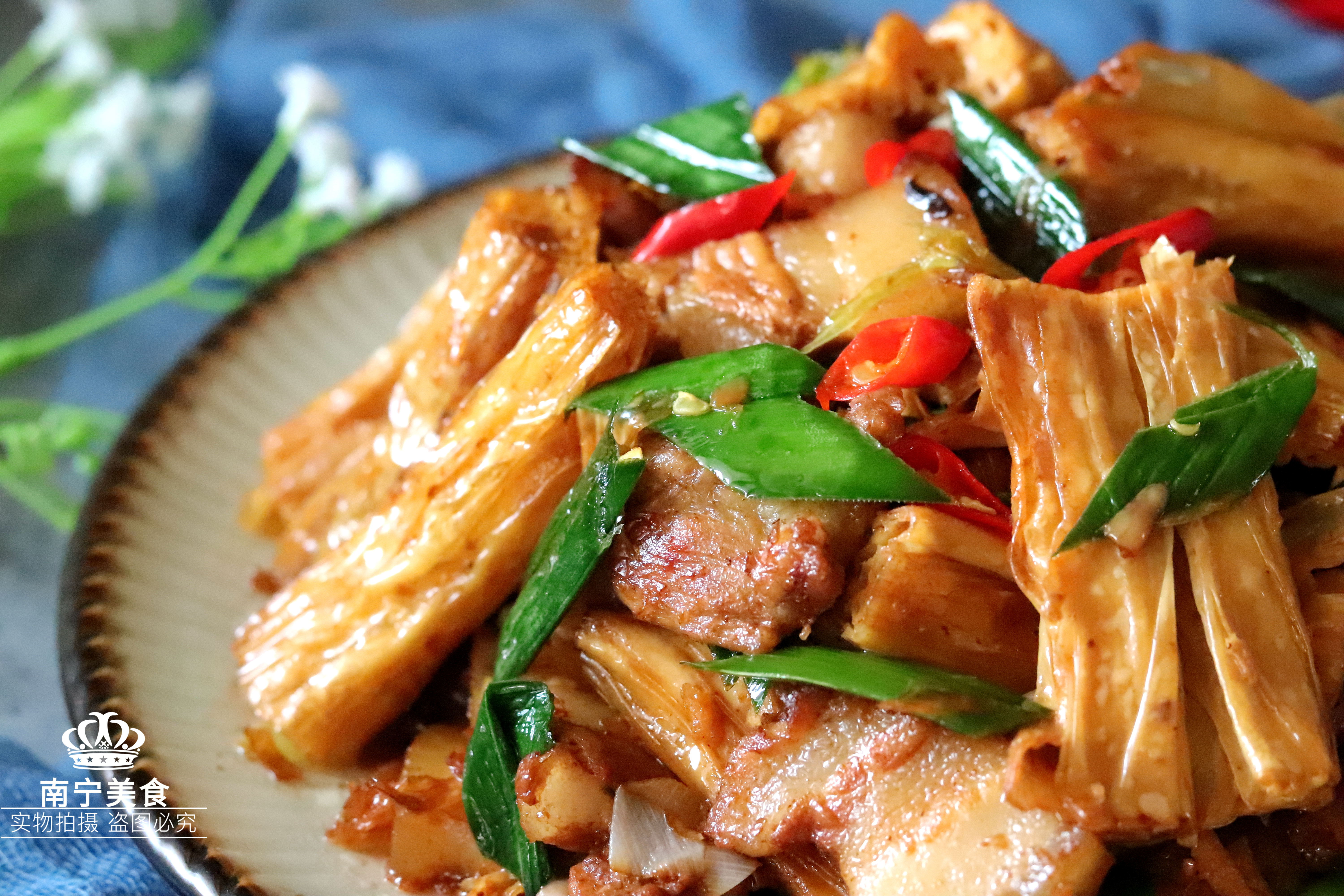 出锅装盘,一盘色香味俱全的腐竹炒五花肉下饭菜就做好啦!