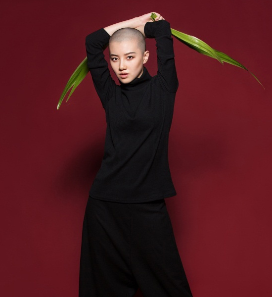 王鹤润,红黑系列别致光头造型惊艳写真图片,青春活力