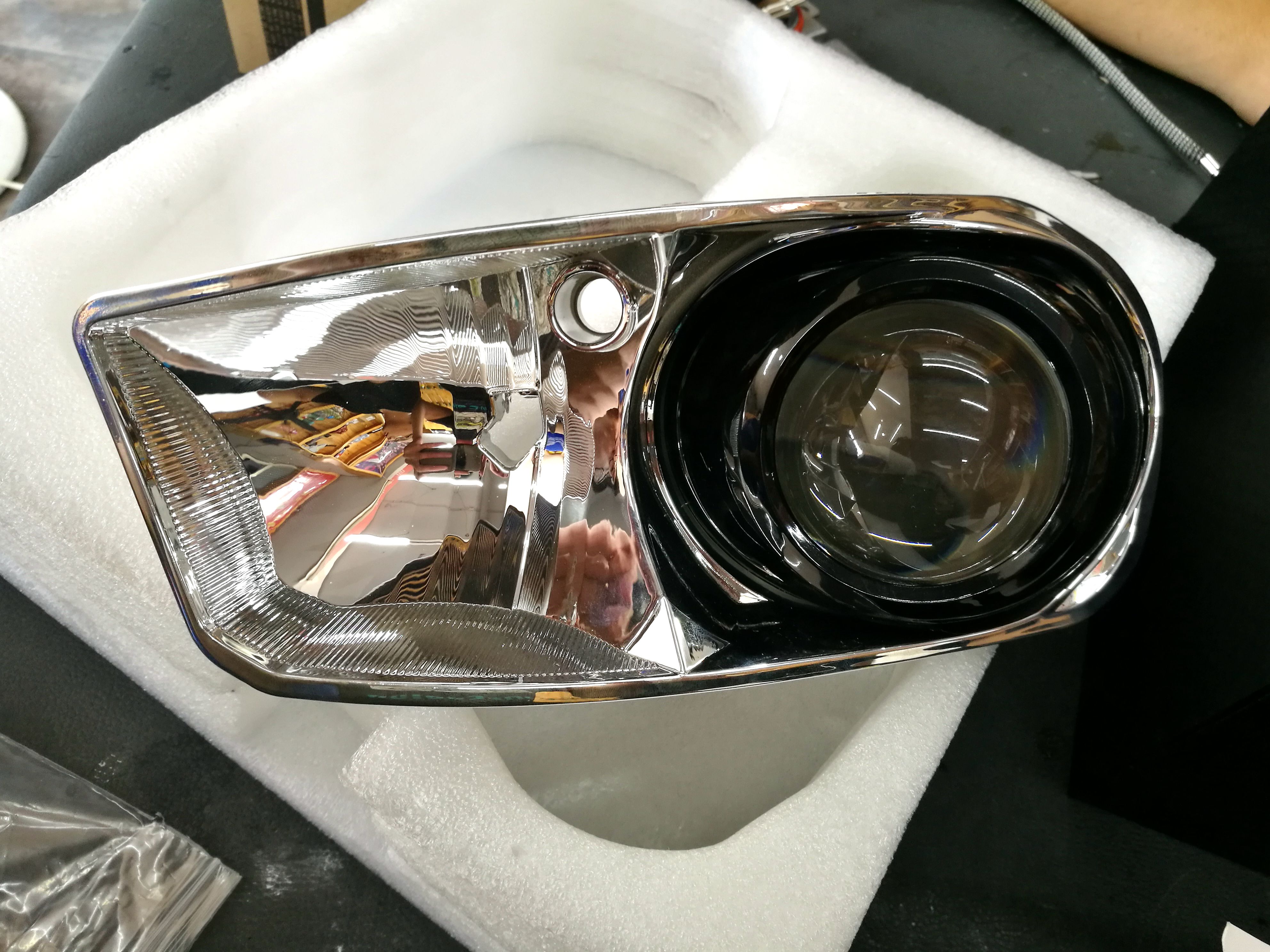 福特福克斯两厢车灯改装海拉5双光透镜氙气灯