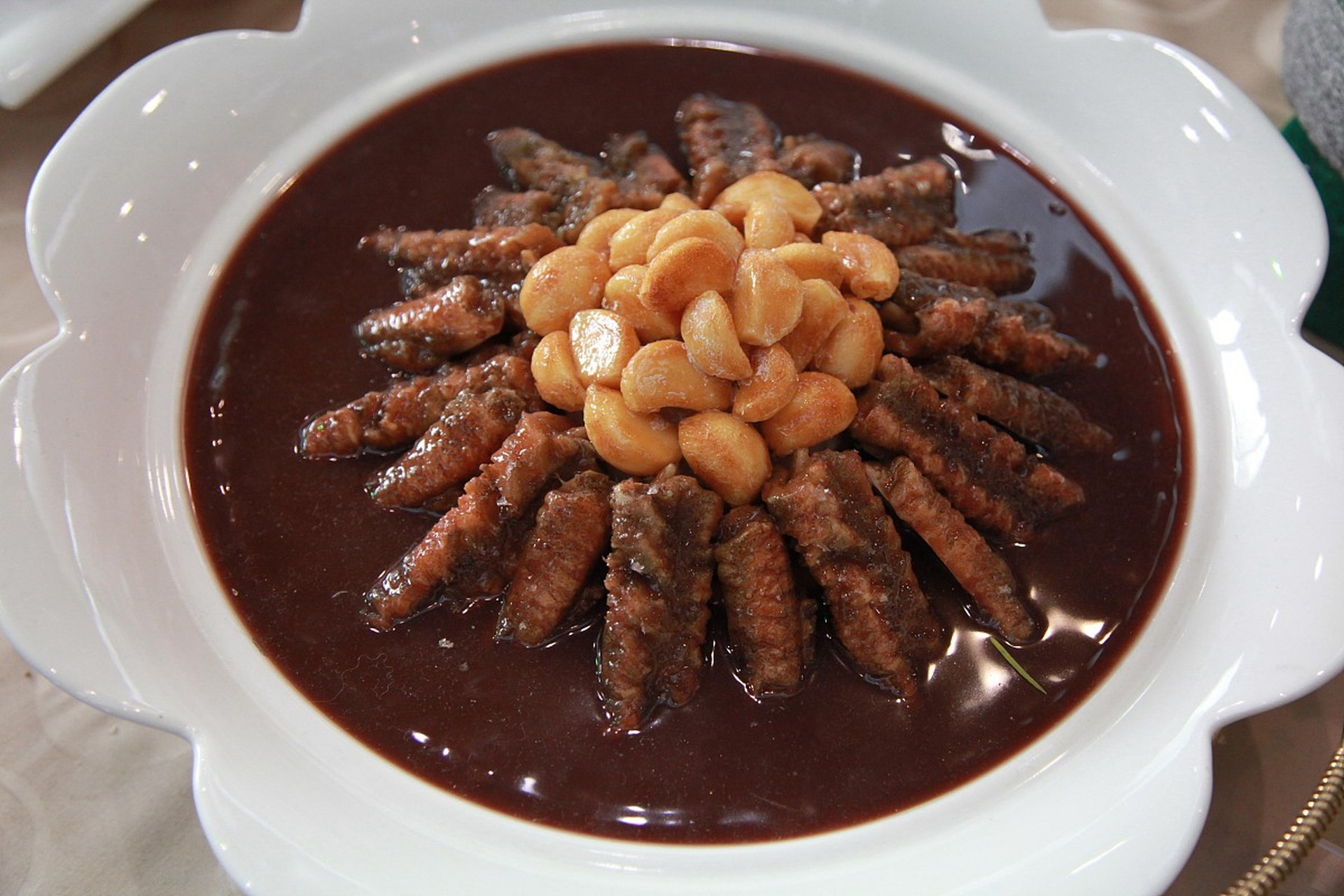 炖生敲是南京地区的一种传统名菜,也是民国时期四大名菜之一.