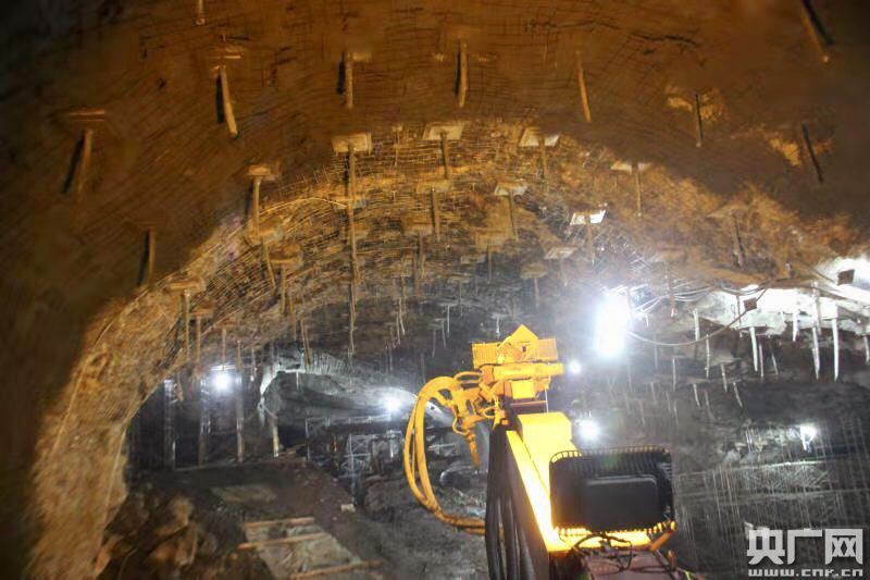 中国"高铁第一洞"玉京山隧道巨型溶洞贯通