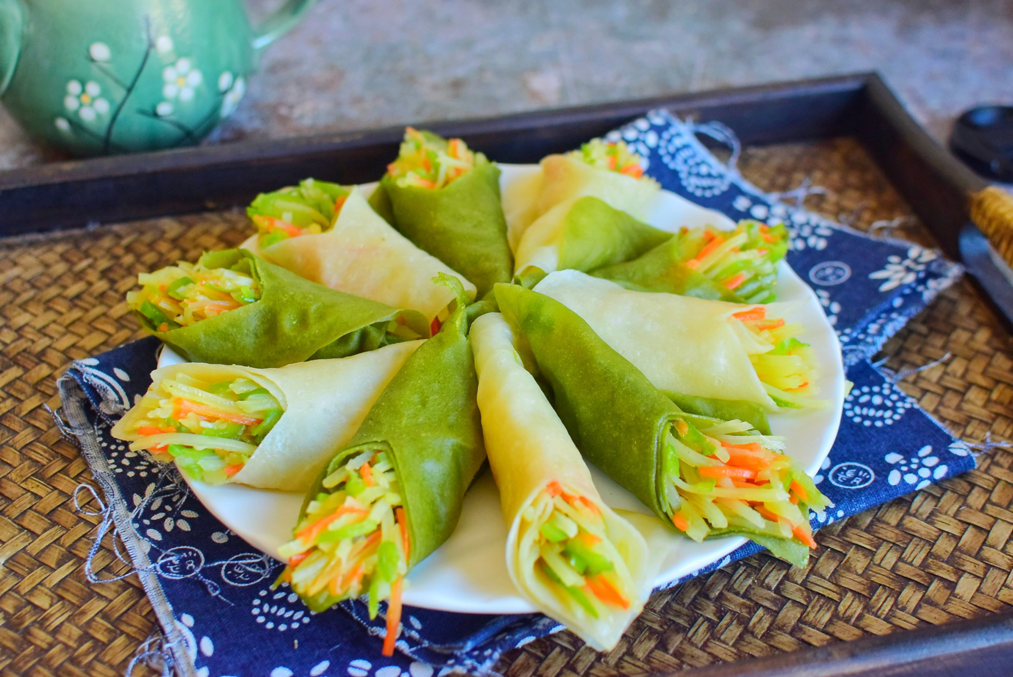 我家春饼从来不烙,个个薄如蝉翼,卷上土豆丝太香,边做边吃过瘾