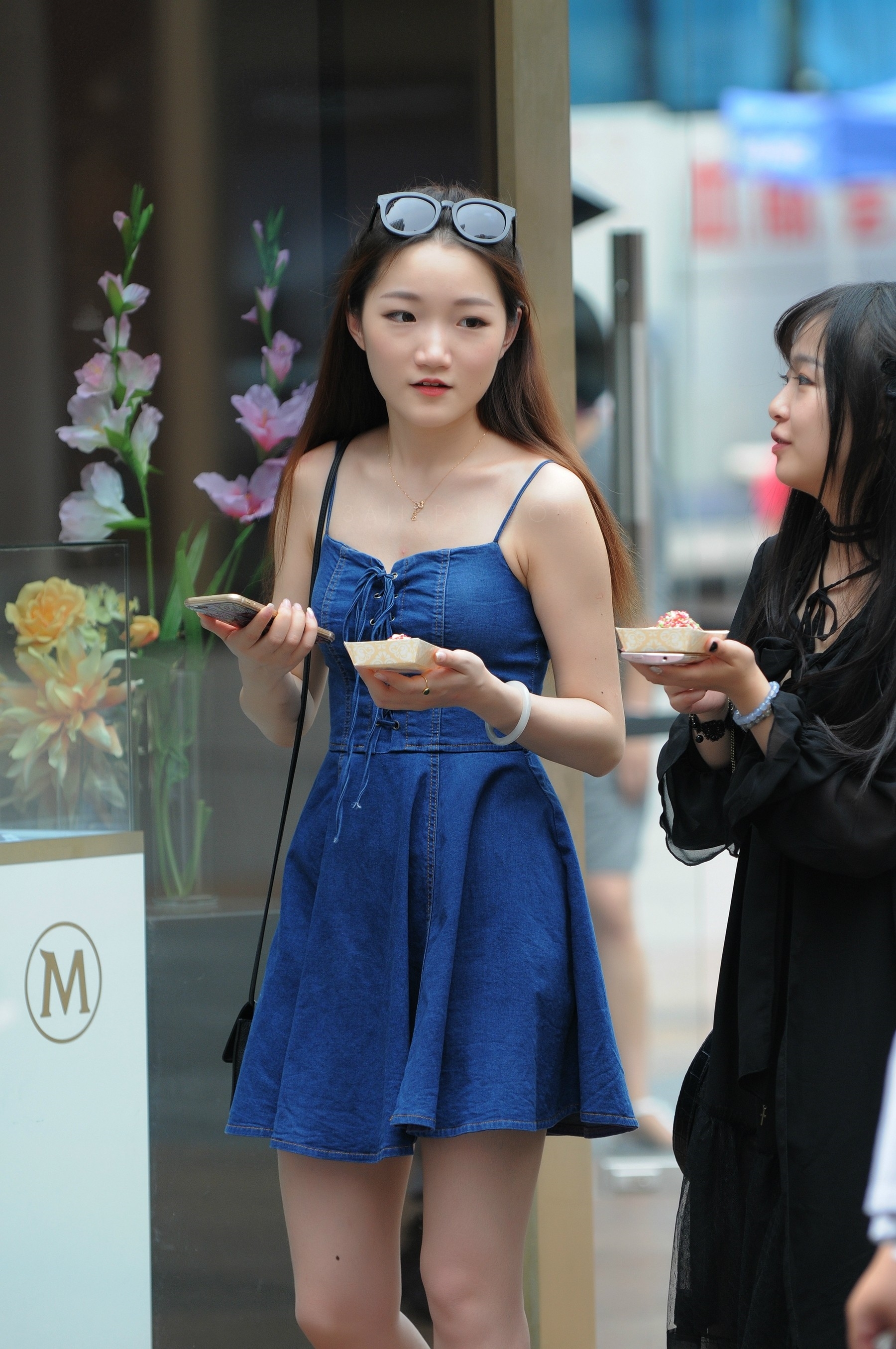 穿着蓝色吊带连衣裙的美女,身材很丰满