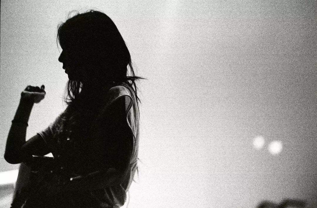 陈绮贞新专:我躺在沙发海,找到了音乐的复原力