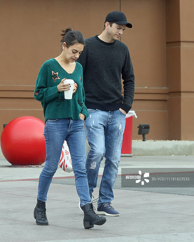 当地时间2018年12月14日,米拉·库尼斯( mila kunis)与男友阿什顿